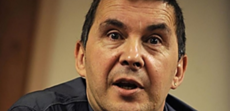 El político vasco en una imagen de archivo atendiendo a los medios. / E. P.