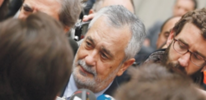 Griñán atiende a los medios de comunicación en el Tribunal Supremo. / Efe