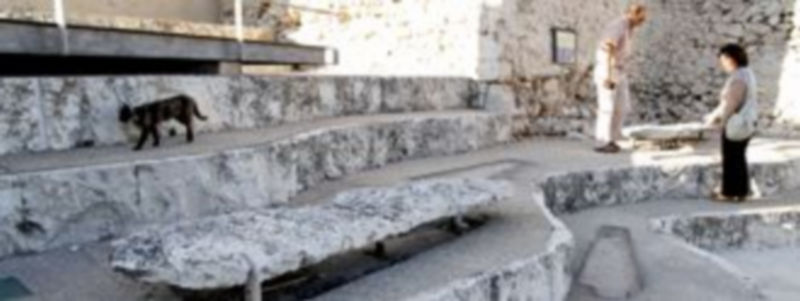 Algunos visitantes recorriendo ayer el parque arqueológico de San Esteban. /Gabriel Gómez