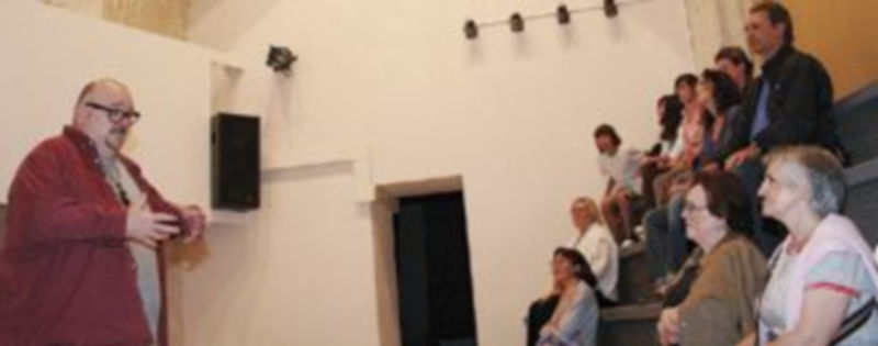 Víctor Antón durante la presentación de la ONG en  una de las salas de la iglesia de San Francisco / Gabriel Gómez