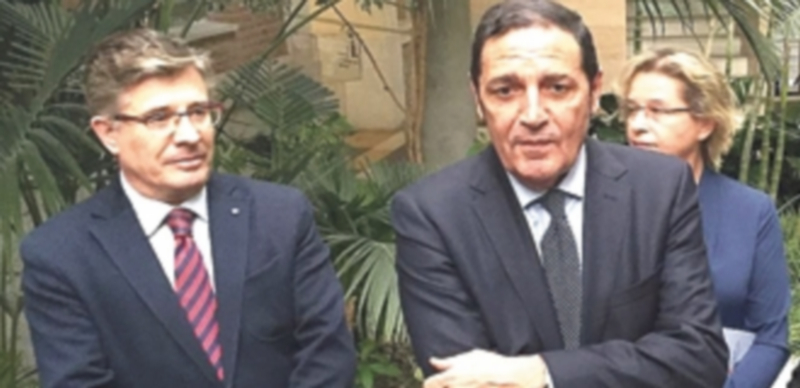 Sanidad convocará en 2016 al menos 347 plazas de enfermería 1 El consejero de Sanidad de la Junta de Castilla y León