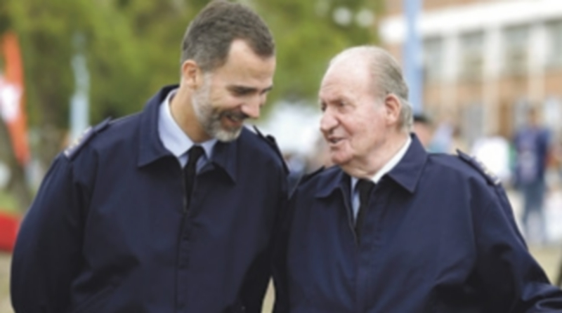 Los reyes Felipe VI y Juan Carlos I asistieron al Festival Aéreo Internacional en Torrejón de Ardoz. / EFE