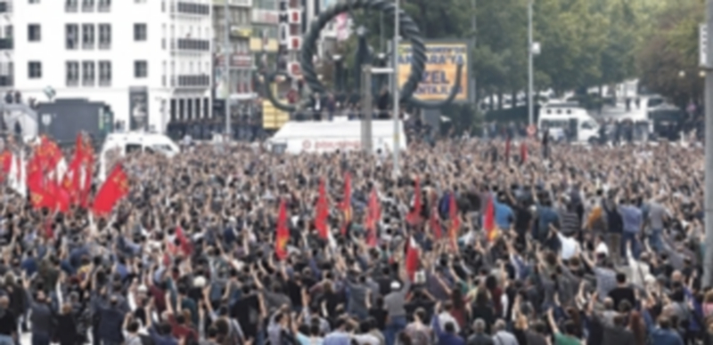 Decenas de asistentes a la manifestación en la plaza Sihhiye tacharon al presidente Erdogan y a la Policía de “asesinos”. / Efe