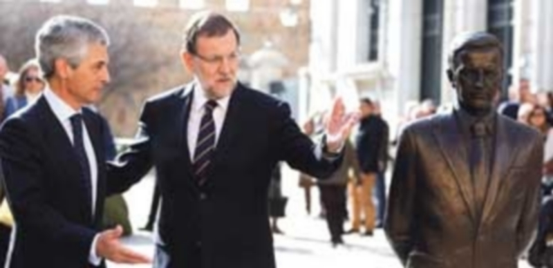 Mariano Rajoy (c) elogió ante el hijo del expresidente Adolfo Suárez la labor de uno de los ‘padres de la Constitución’. / Efe