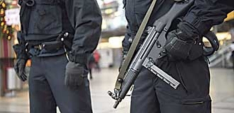 Dos policías hacen guardia en la estación de tren de Múnich después de que saltase la alerta yihadista. / EFE