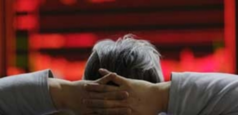 Los países emergentes frenarán el crecimiento económico global 1 Un inversor observa en una oficina de Pekín la información bursátil de China