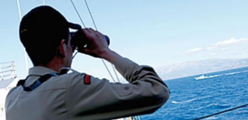 Un miembro de la guardia costera turca patrulla en el mar Egeo