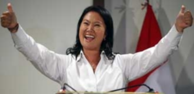 La candidata presidencial peruana Keiko Fujimori celebra su victoria en la primera vuelta de las elecciones. / EFE