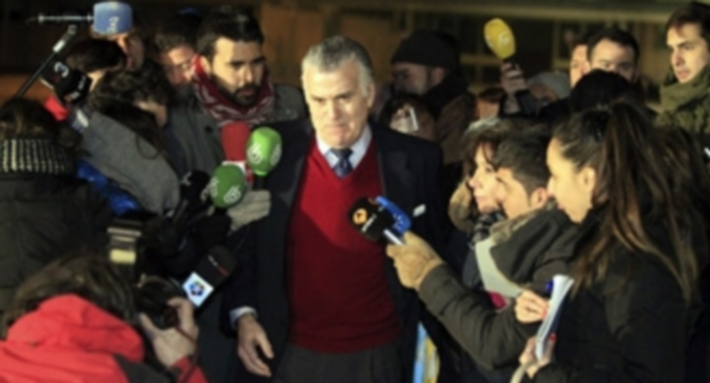 Luis Bárcenas hace declaraciones a su salida de la prisión madrileña de Soto del Real tras abonar la fianza de 200.000 euros impuesta por la Audiencia Nacional. / EFE