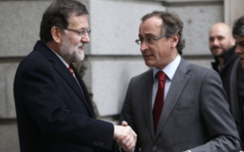 Rajoy saluda al ministro de Sanidad