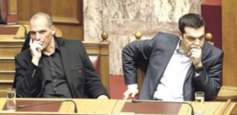 El primer ministro griego Alexis Tsipras (dcha) y el ministro de Finanzas Yanis Varufakis en el Parlamento griego. / EFE