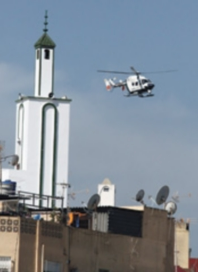 Un helicóptero de la Guardia Civil sobrevuela el bario ceutí de ‘El Príncipe’. / Efe