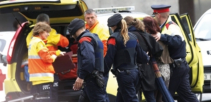 Familiares y amigos de las víctimas del accidente de avión siniestrado en los Alpes franceses llegan al aeropuerto del Prat en Barcelona tras recibir la noticia. / EFE