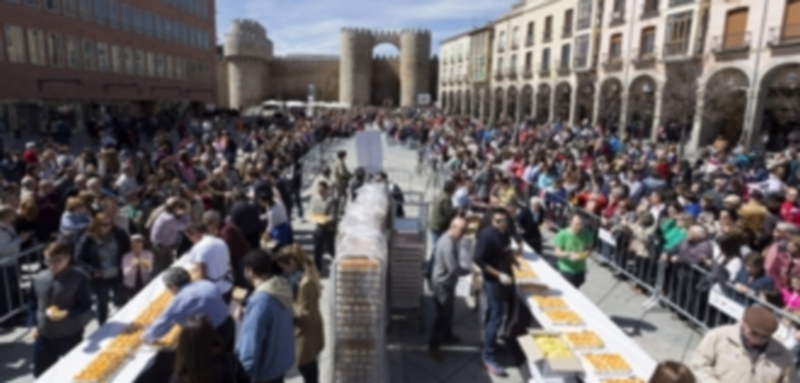 La gente hizo largas colas en la Plaza de Santa Teresa de la capital para conseguir una porción de tarta preparada especialmente para la ocasión. / Efe