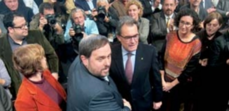 Oriol Junqueras saluda a Artur Mas antes de una conferencia. / Europa press