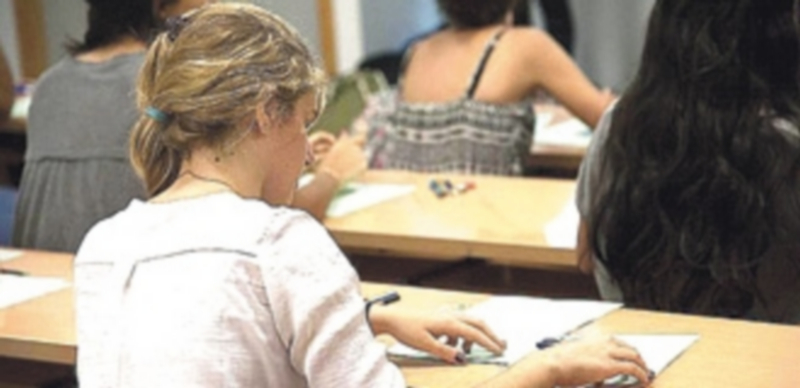 Educación ofertará un total de 441 plazas en sus oposiciones de 2015 1 Una joven opositora en una convocatoria anterior. / Europa Press