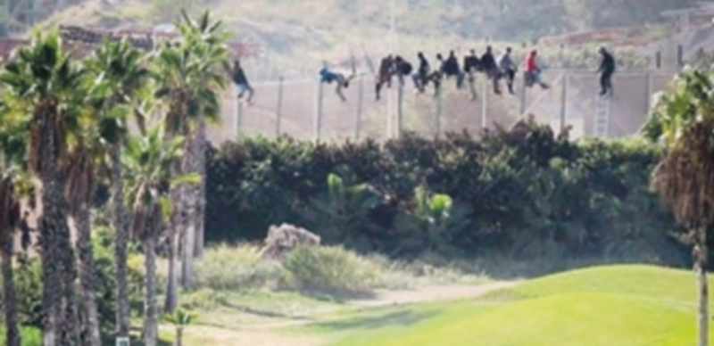 Un estudio revela que las noticias “estereotipan” a los inmigrantes 1 Las noticias sobre la valla de Melilla y su tratamiento han sido parte del estudio presentado en Valladolid. / Europa Press