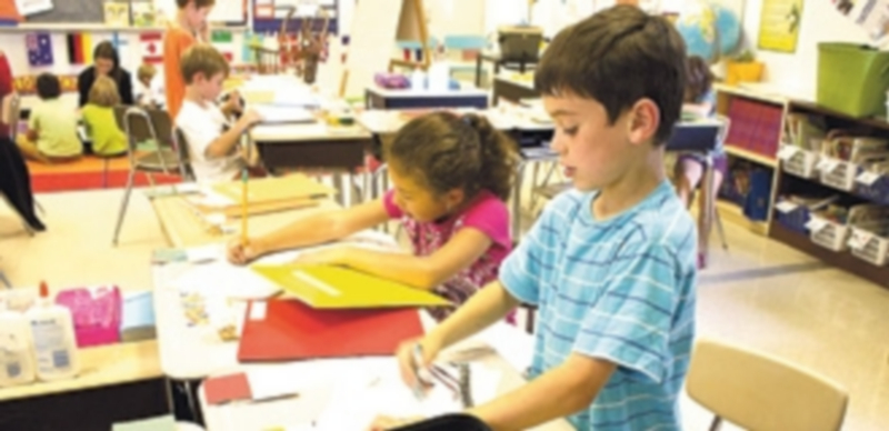 Un niño trabaja con sus pinturas durante una clase en un colegio de la Comunidad. / Europa Press