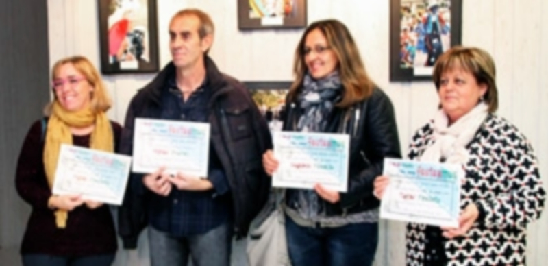 Javier Sanz gana el concurso fotográfico de Festeamus 2015 1 Los premiados delante de sus instantáneas