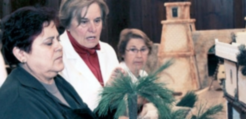 Miembros de la asociación trabajando sobre diferentes elementos de la creción ubicada en el convento de Santa Clara. / C. N.