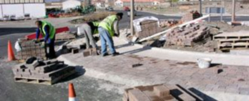 Los operarios de la empresa Sgasa colocaban ayer los adoquines de la rotonda./Gabriel Gómez