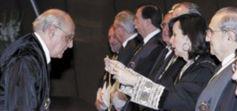 María Emilia Casas impone la medalla de magistrado del Constituci0nal a Francisco José Hernando. / Efe