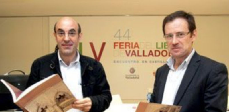 Mauricio Herrero (izq) y Alfonso León (drcha) ojeando un ejemplar del cuaderno sobre San Esteban. /ICAL.