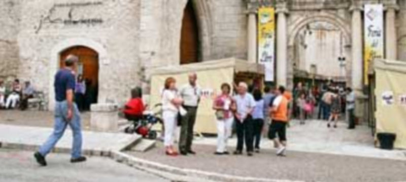 La nave central de la iglesia de San Francisco acogerá de nuevo el desarrollo de la Feria del Libro ./Gabriel Gómez.