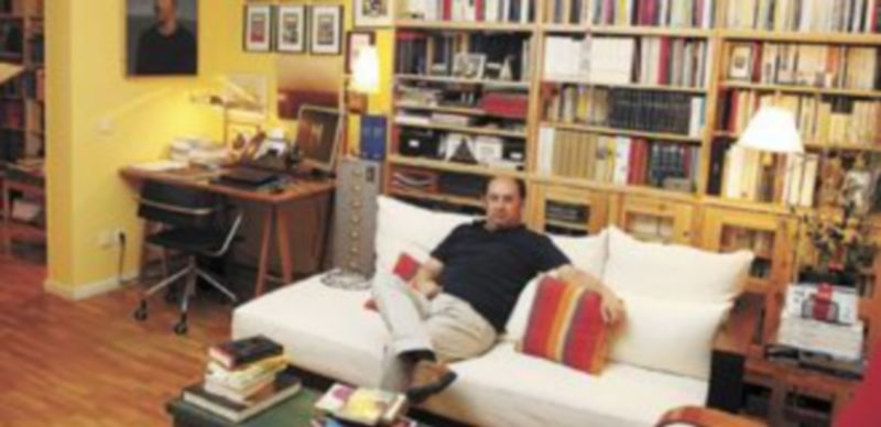 Adolfo García Ortega en la estancia principal de su enorme biblioteca