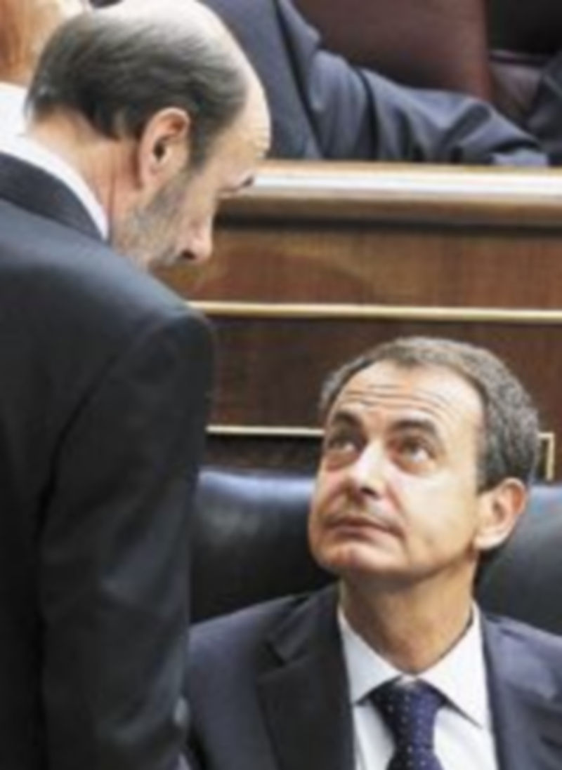 Zapatero escucha a Rubalcaba durante el Pleno celebrado ayer en el Congreso. / EFE