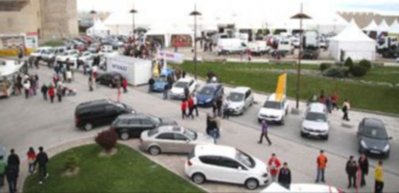 La Feria de Cuéllar se instala en la explanada junto al Castillo y otros espacios aledaños. / Gabriel Gómez.