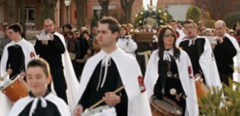 La procesión de Nuestra Señora de la Compasión discurre por el entorno de la residencia El Alamillo. / Gabriel Gómez