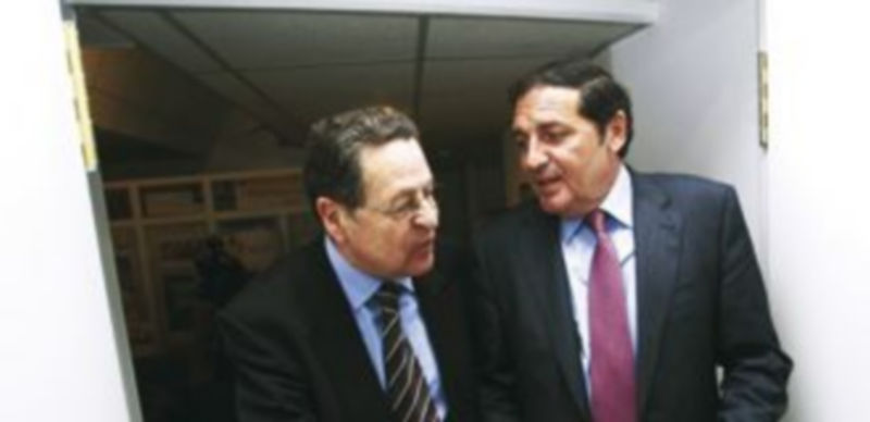 Antonio Sáez (d) conversa con el presidente de la Asociación contra el Cáncer de Valladolid