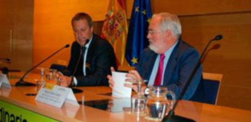 El ministro Arias Cañete (derecha)