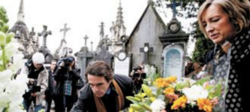 José María Aznar deposita flores en el lugar donde está enterrado el ex dirigente ‘popular’ Gregorio Ordóñez