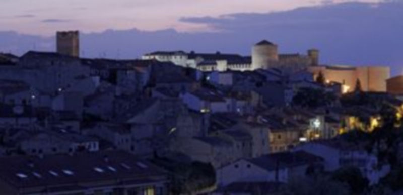 Estos días están ajustando los nuevos relojes astronómicos que se encienden y apagan con el sol. / Gabriel Gómez