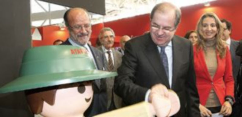 Herrera da la mano a un ‘playmobil’ de Atapuerca en presencia de la consejera de Cultura y Turismo