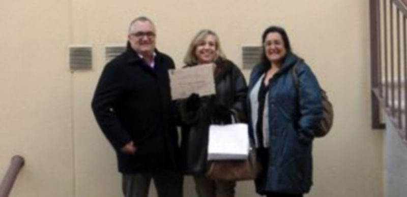 Ámparo Romero junto a la concejala de Cultura tras la entrega de los libros./ El Adelantado