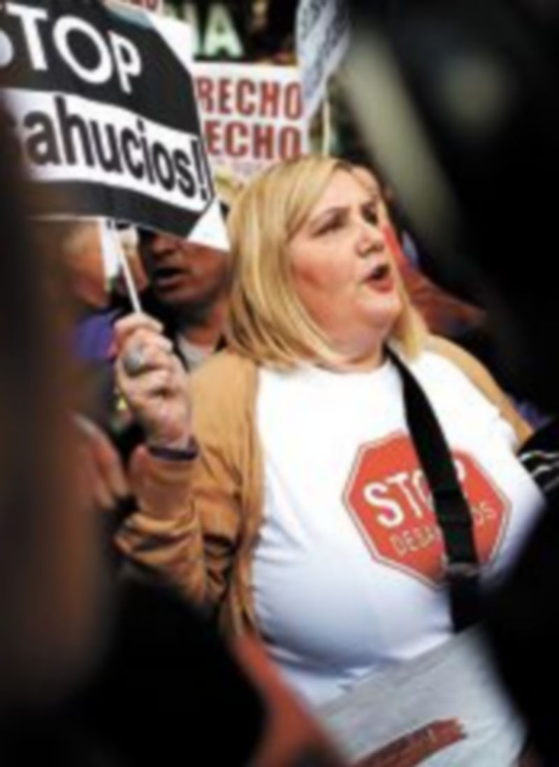 Una ciudadana se manifiesta a las puertas del Congreso. / Reuters