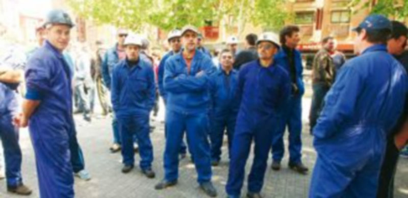 El Gobierno cede a las presiones y se reunirá con las regiones mineras 1 Un grupo de mineros de Uminsa pide soluciones de futuro frente a la sede de la Diputación en Ponferrada. / Ical