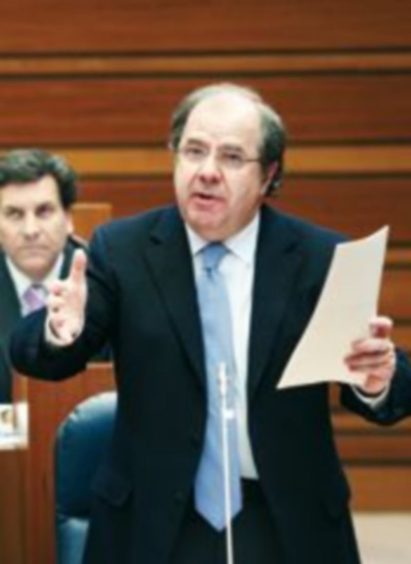 Herrera: «Ningún ciudadano se quedará sin transporte público» 1 El presidente de la Junta