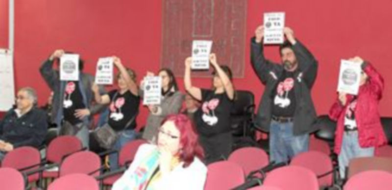 Miembros del colectivo Stop Desahucios mostraron su malestar en la sesión plenaria. / Nuria Pascual