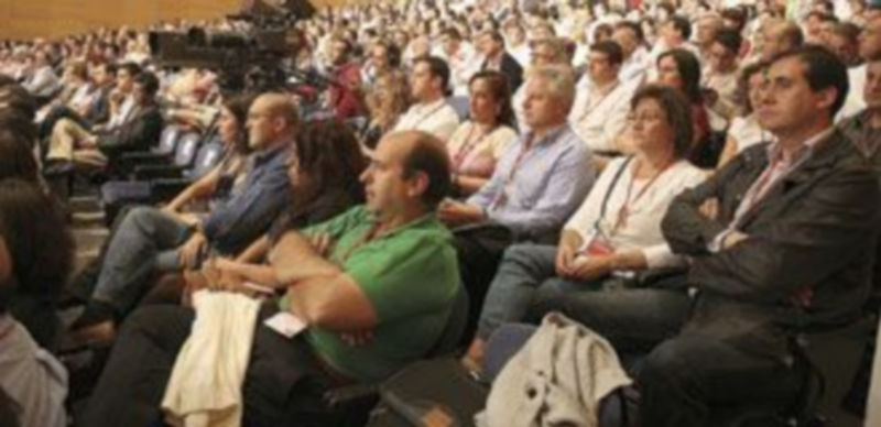 El descontento con la política no merma la afiliación 1 Imagen de un grupo de afiliados que asisten a un congreso autonómico del Partido Socialista. / E. Margareto (Ical)