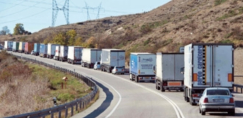 Una larga fila de camiones circulando por las carreteras de Burgos