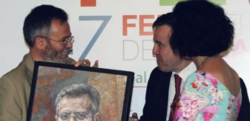 José Antonio Abella recibe el XII Premio de la Crítica de manos de José Ramón Alonso. / Rubén Cacho (Ical)