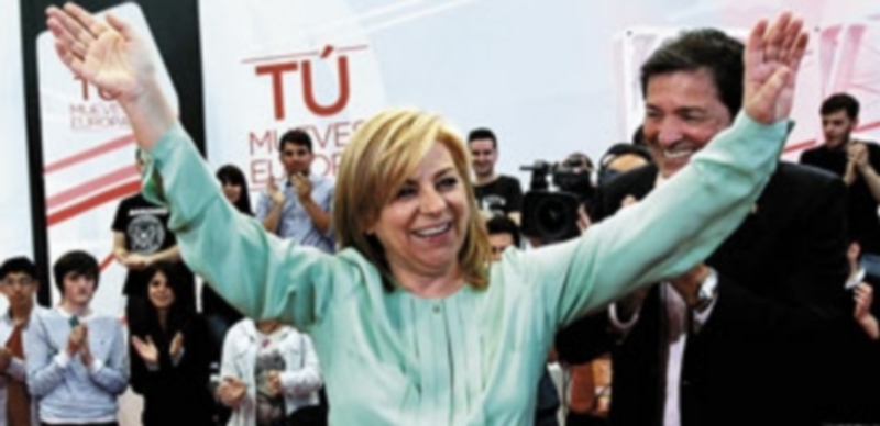 La también ‘número dos’ de la formación de Ferraz saluda a los asistentes al mitin de Gijón. / Efe