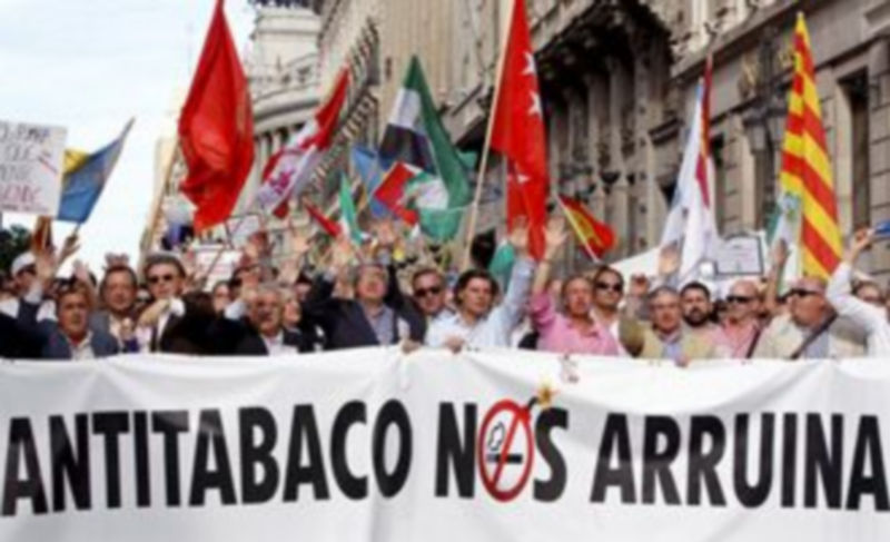 Pancarta que abría ayer la manifestación contra la Ley antitabaco