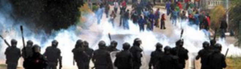 Los antidisturbios utilizaron botes de humo para dispersar a los manifestantes