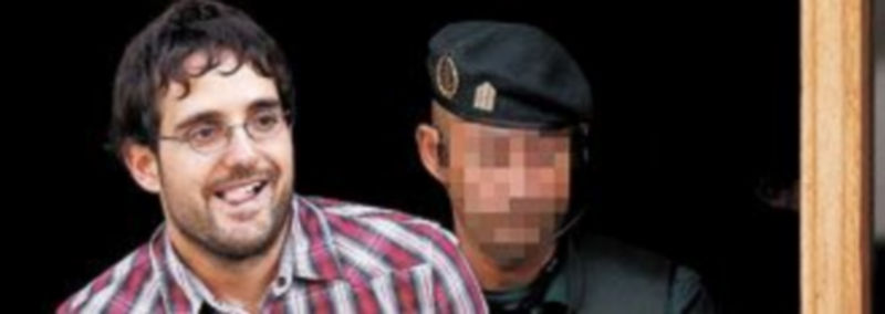 Agentes de la Guardia Civil escoltan a Eneko Compains