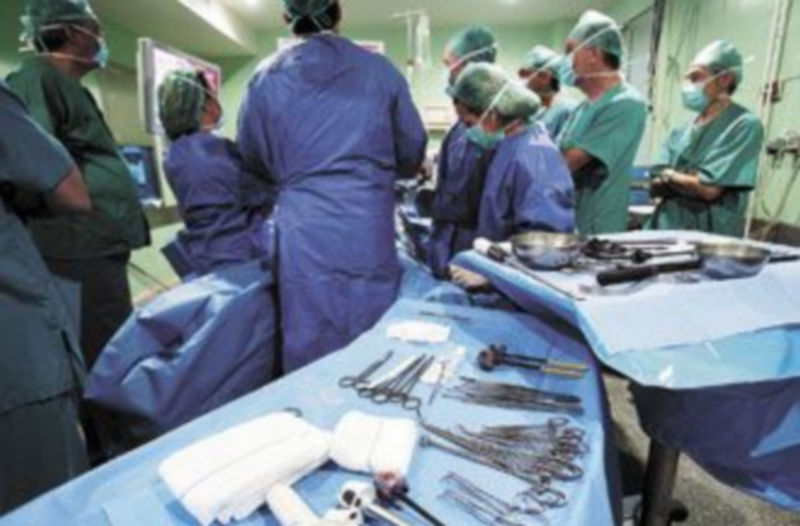 El Real Decreto presentado ayer por la ministra de Sanidad establece el tiempo de espera máximo de seis meses para cinco intervenciones. / Luis López Araico